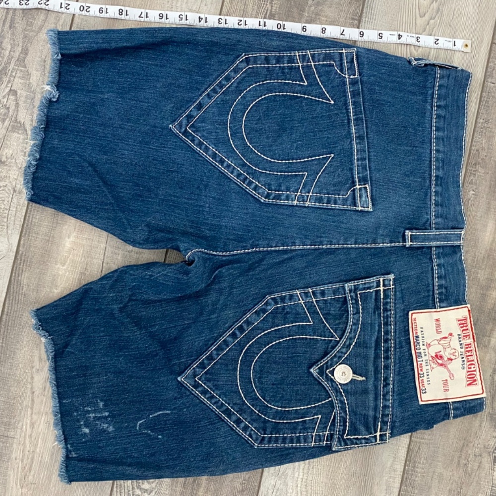 TRUE RELIGION MARCO BIG T CUT OFF JEANS